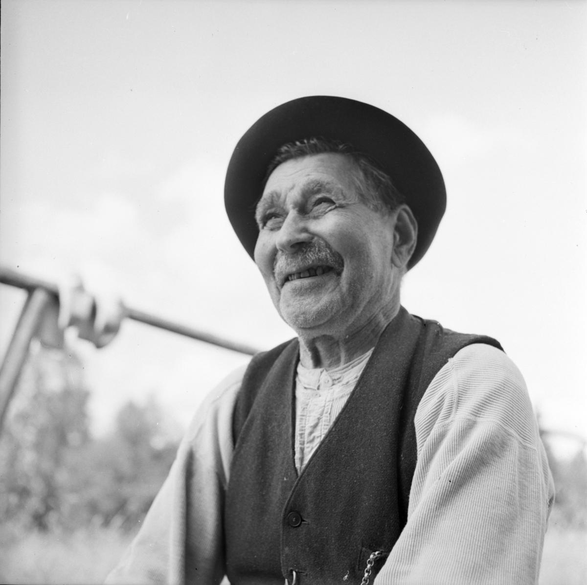 Embret Haldammen, en eldre mann med hatt og vest