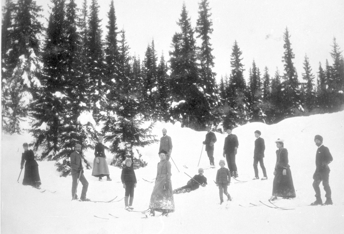 Ei gruppe ute på ski ved Tonsåsen sanatorium.