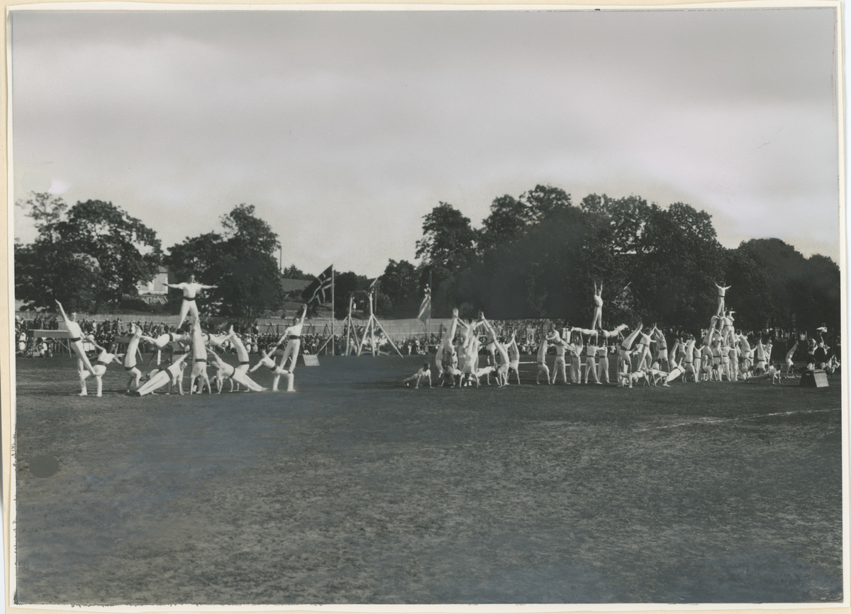 Turnstevne på Malakoff idrettsplass, ca. 1920; gjester utenbys fra.