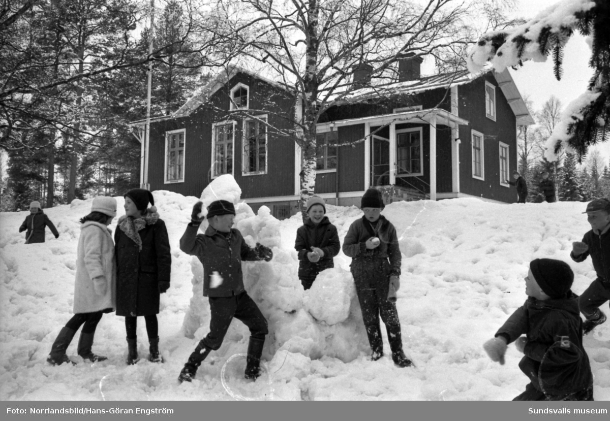 Böle skola i Sidsjön, Sundsvalls minsta skola 1962. Exteriör med barn som leker i snön och interiörbilder från klassrummet. Byggnaden används numera (2020) som bygdegård.