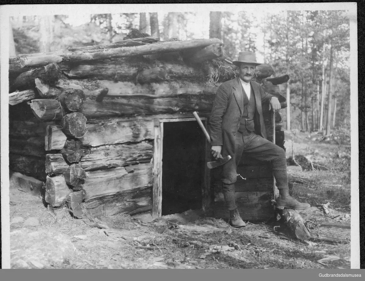 Knut Skjellhaugen ved en gammel skogskoie ved Grotåe, 1912
