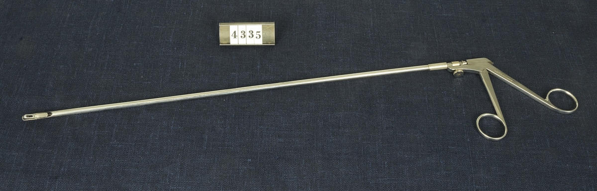 Kirurgiskt instrument, tång för invärtes cellprov, från 1900-talets första del. Har använts vid militära sjukhus.