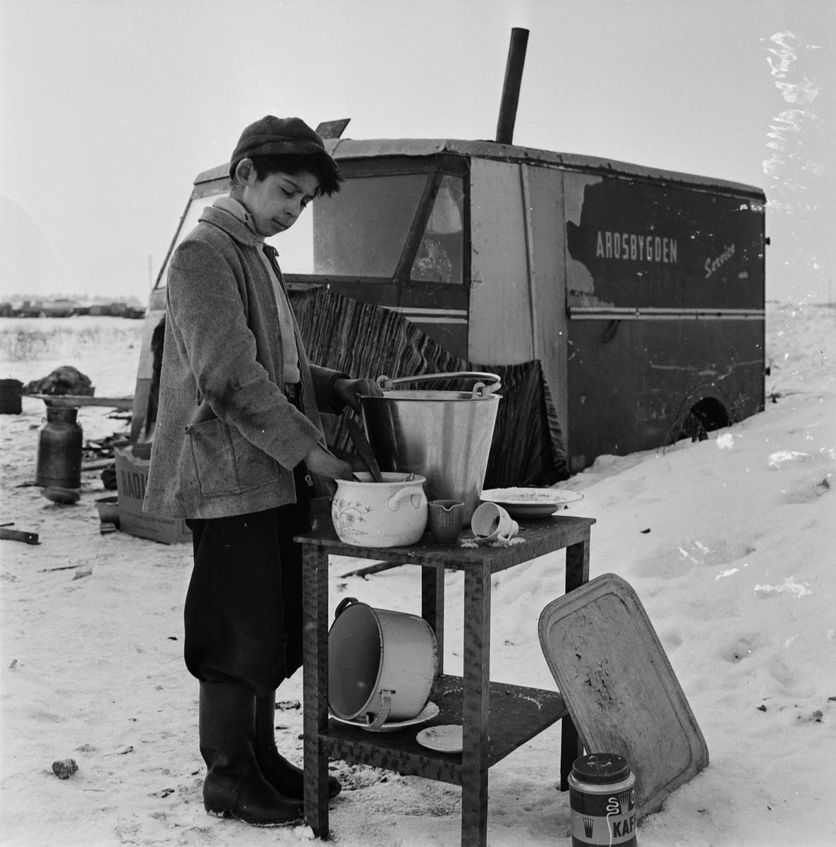 Gunnar Josefsson sköter disken utanför familjens skåpbil, invid ett bilskrotlager på Vaksalavägen, Uppsala, februari 1957