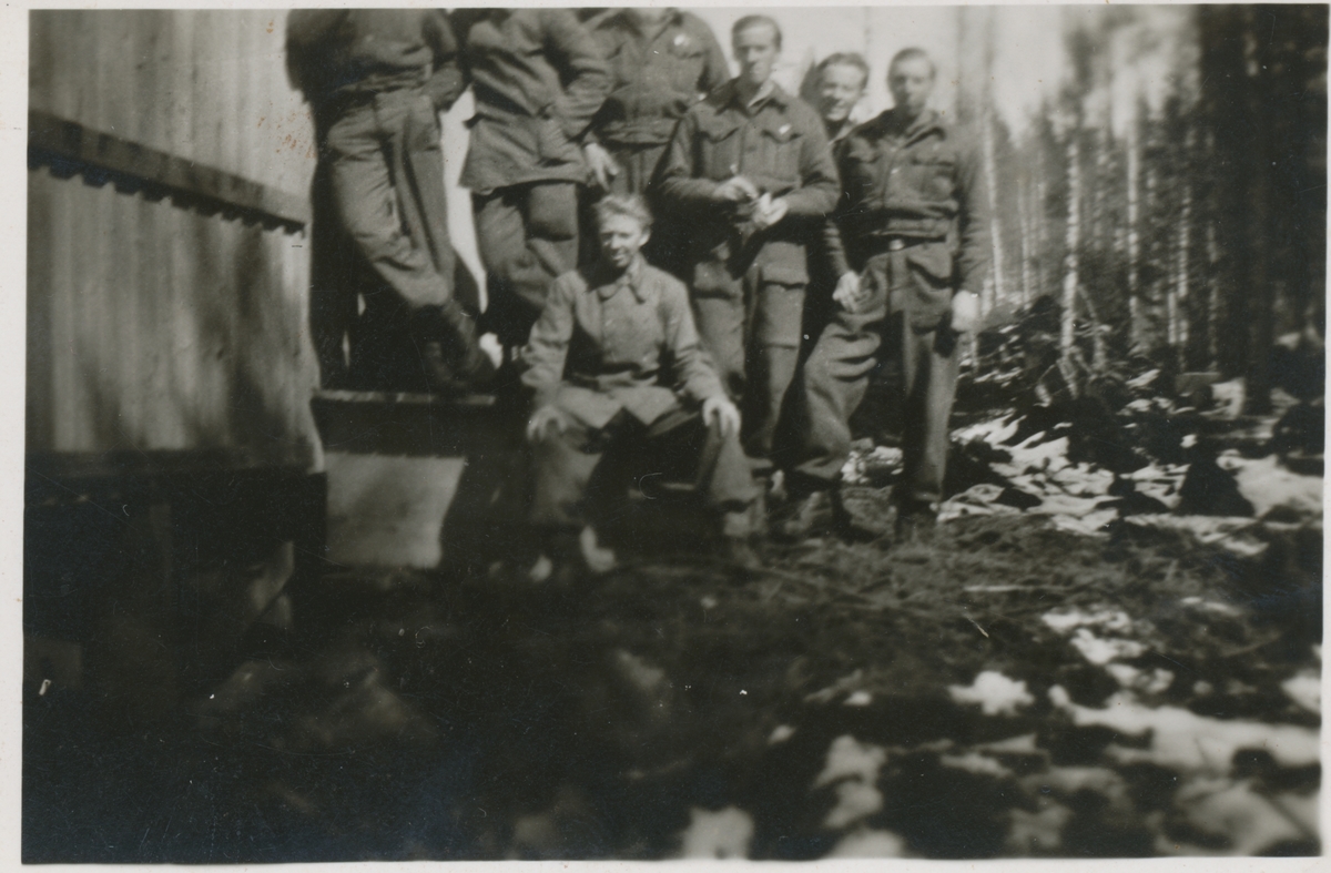 I den norske forlegningen i Älgberget i Dalarna (Sverige) i 1944. "En gjeng av kp 1 i middagspausen", står det på baksida av bildet.