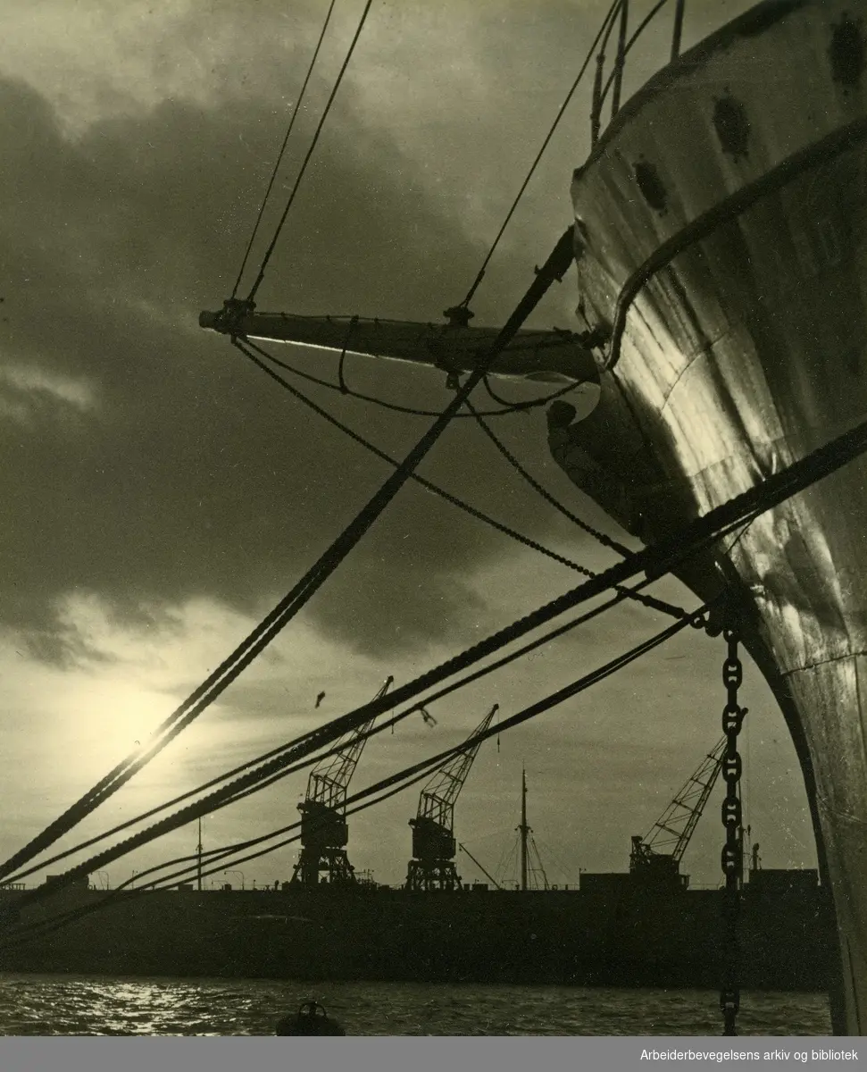 Baugen på SS "Livgard" i Oslo havn. Kraner.