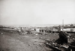 17.mai tog i en nedbrent by, Vadsø i 1945.