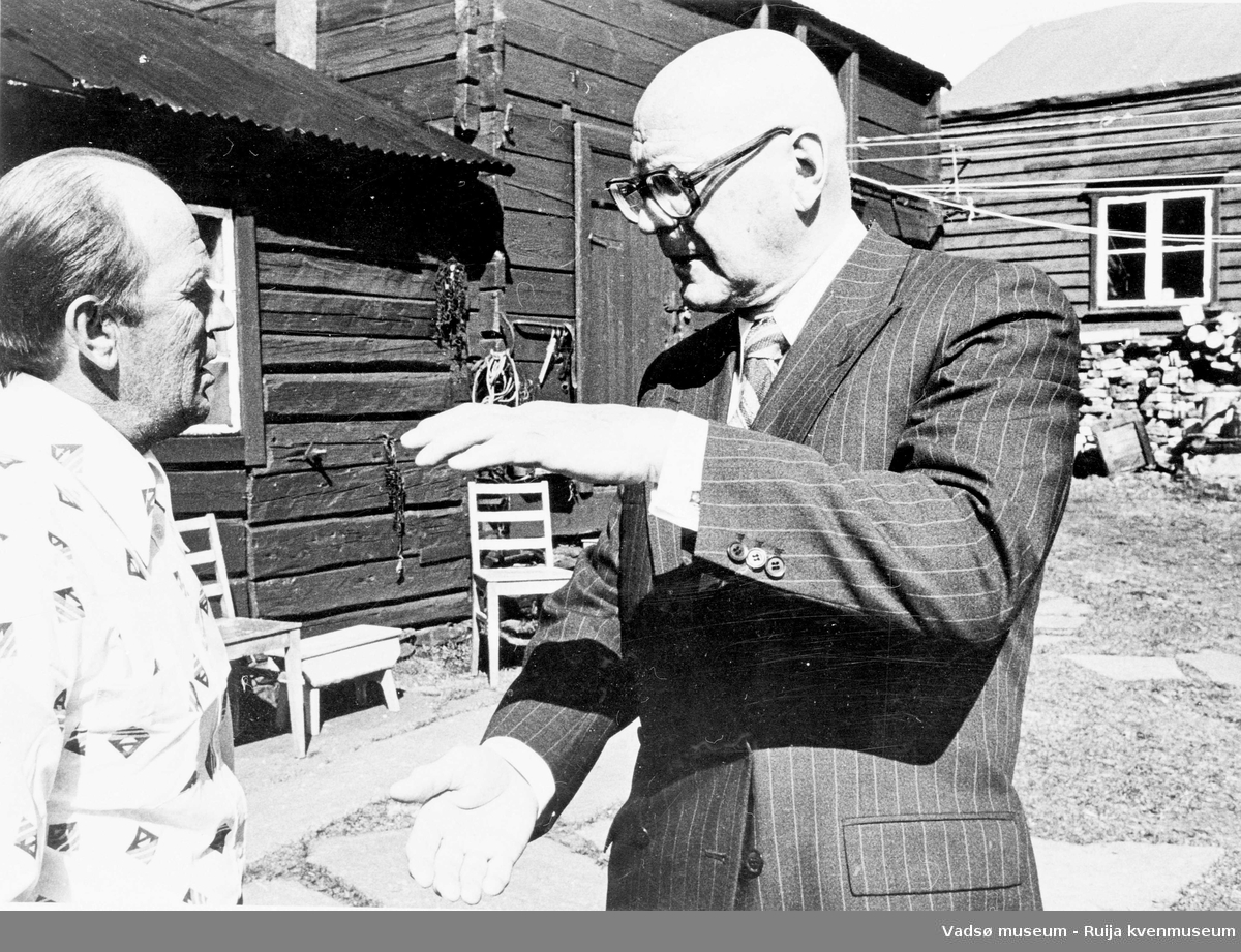 Alf Tuomainen og president Kekkonen på tunet i Tuomainengården i 1977
