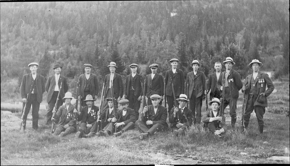 Gruppebilde av menn med geværer, sannsynligvis Eggedal Skytterlag, ca. 1910-20.