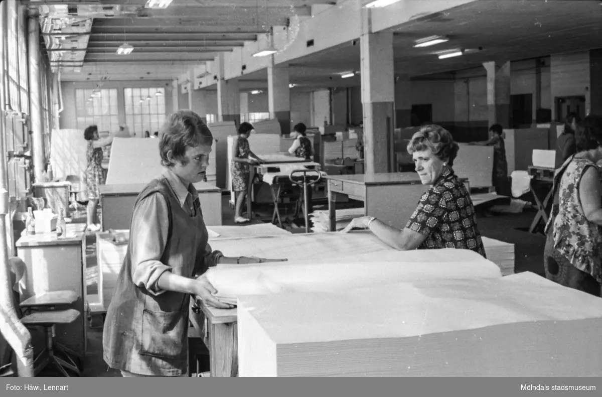 Kvinnor i arbete med att sortera papper på pappersbruket Papyrus i Mölndal, hösten 1970. Sortersalen.