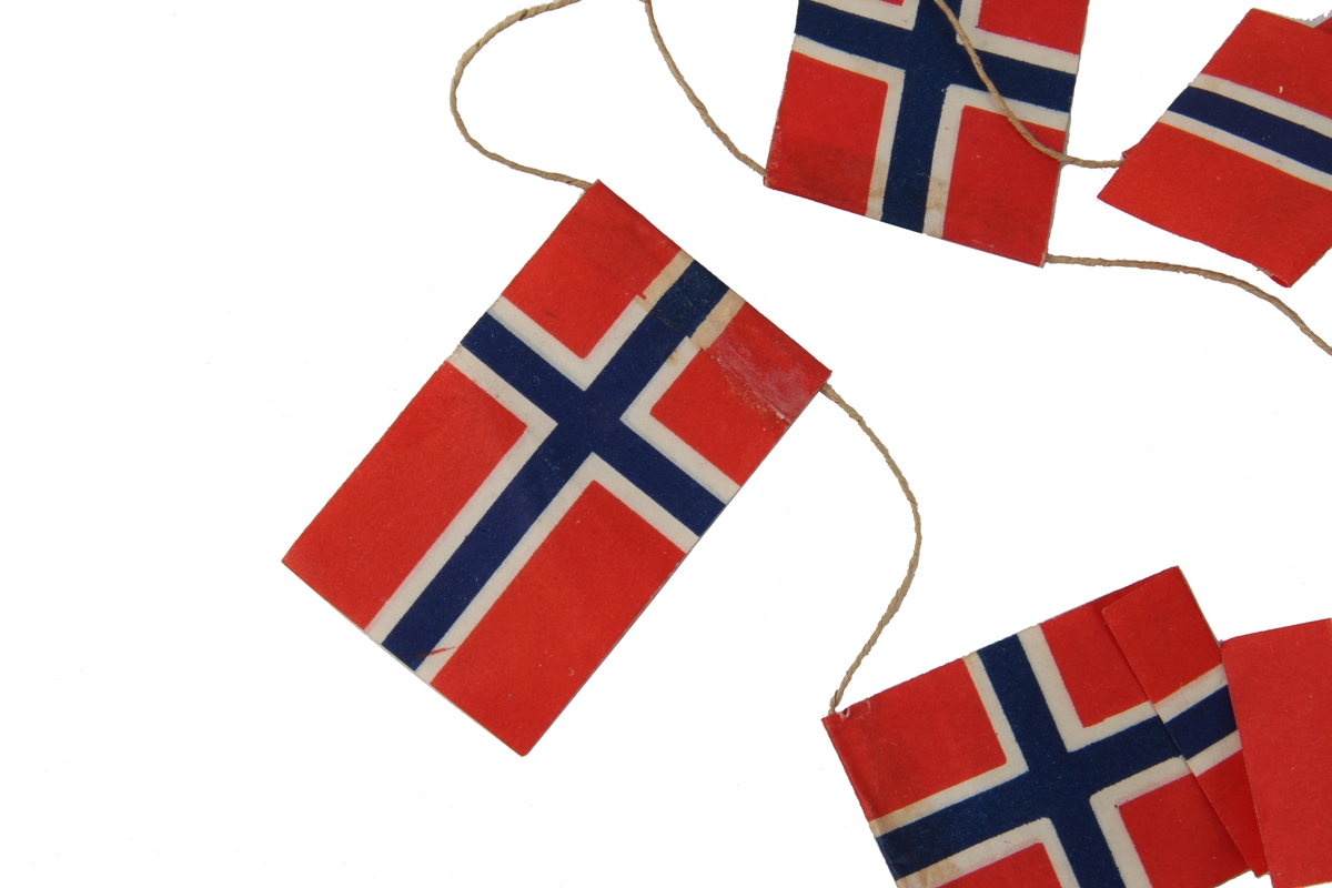Tre flagglenker med norske flagg til juletreet.