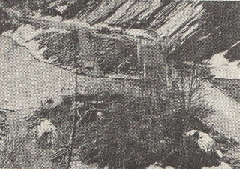Nåverdalen bru sprengt. Bildet tatt mot sør. Fra Jensen: Krigen i Norge 1940. (Foto/Photo)