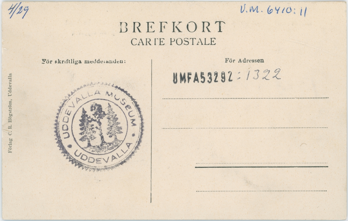 Tryckt text på vykortets framsida: "Uddevalla Högströmska huset Drottninggatan".