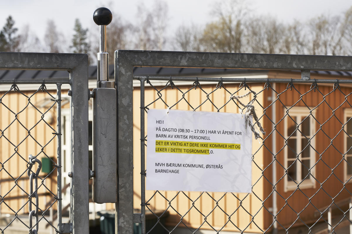 Koronaskilt ved Østerås barnehage under koronanedstengningen