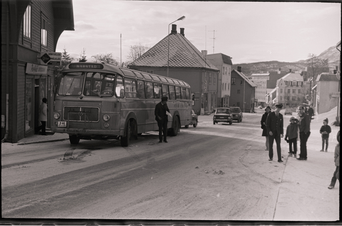 Buss og folk utenfor Giævergården.