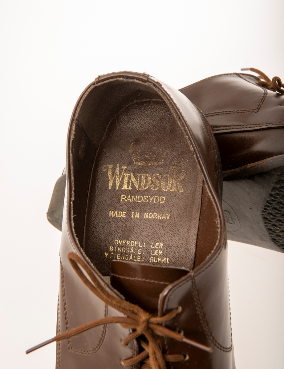Herresko, type Windsor (Boston) fra Norrøna sko. Skinn- overlær og mellomsåle, Yttersåle-gummi, randsydd, snøring, størrelse 6/40.