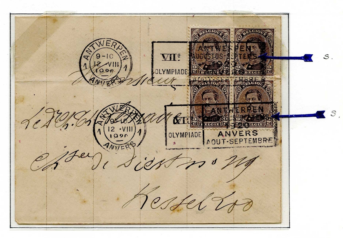 To postkort montert på albumside, begge postkortene er frankert med frimerker med bilde av kong Albert I av Belgia. På det øverste postkortet er det trykkfeil i stempelet, markert med en pil.