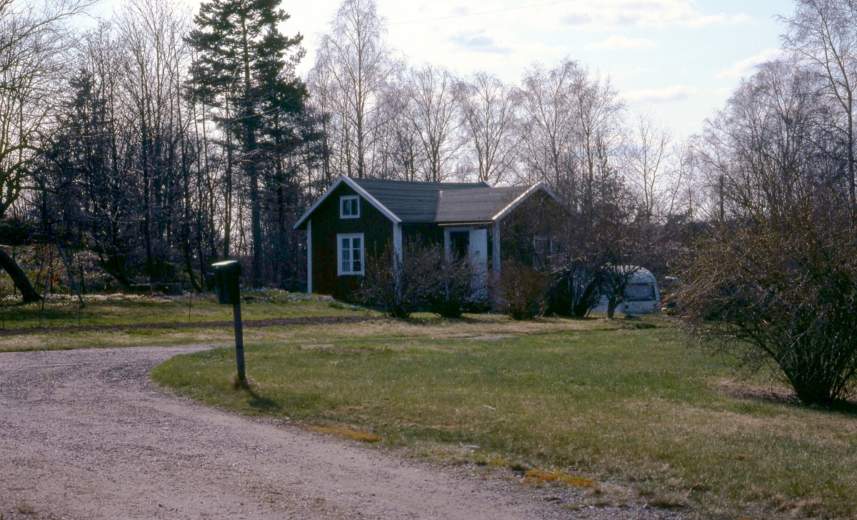 Tulebo Nordgård 1:3 "Arons", "Nilssons" år 1980. Ett litet gårdshus flyttat från Gärsmossen Tulebo Sörgård i början av 1910-talet. Uthyrdes perodvis som sommarbostad till göteborgare under åren 1930 - 1960.