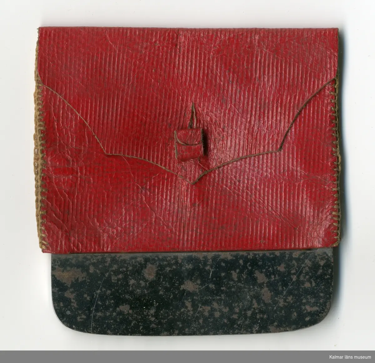 KLM 17874 Eldstål, med pung. Förnicklat stål med vidsittande pung av rött skinn. Datering, 1800-talets mitt.