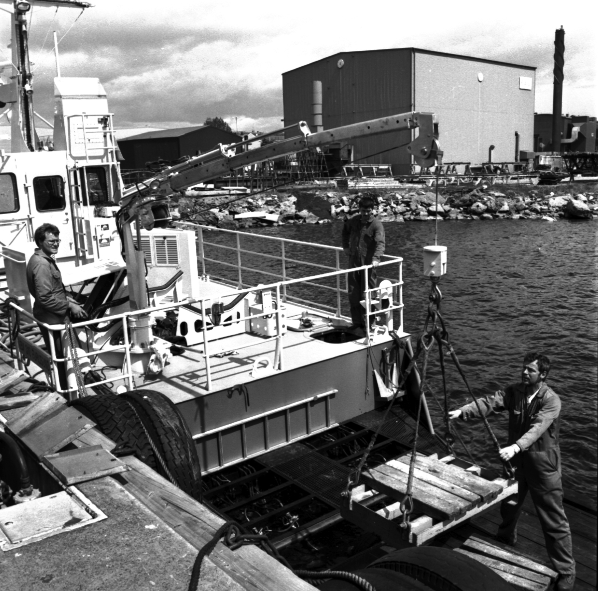 Varvet runt- en bildutställning
Provbelastning 1996 av däckskran på KBV 310. Fartyget har skrov och överbyggnad av aluminium och ingår i en serie av elva enheter.