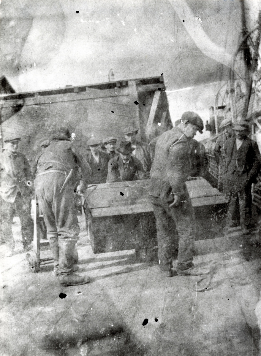 Streikebrytere i arbeid under storkonflikten i 1928. 