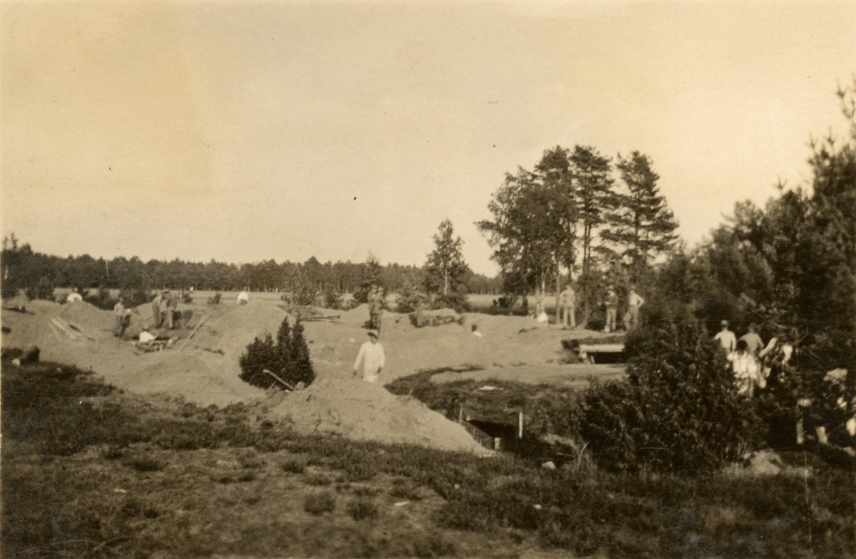 Text i fotoalbum: "Fältingenjörskolan i Eksjö, sept 1929. Befästningsarbeten".