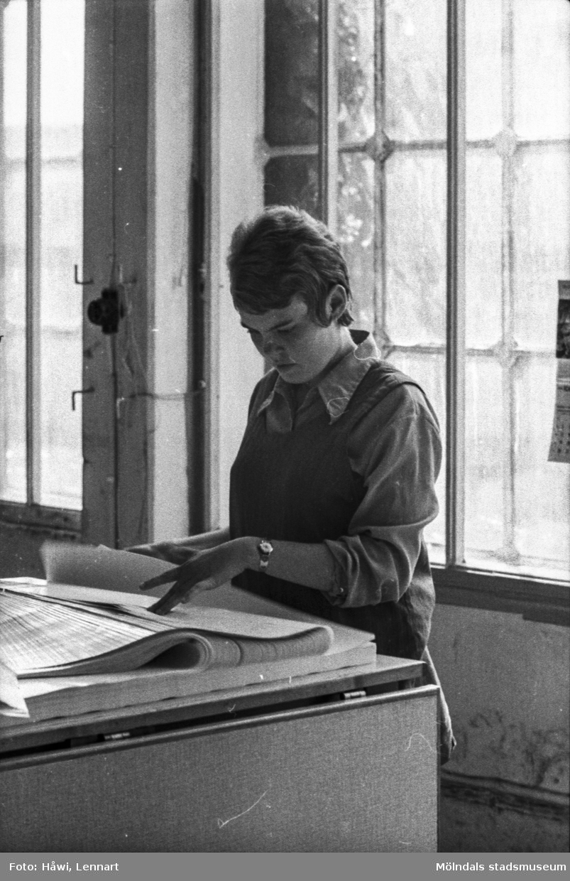 Kvinna i arbete med att sortera papper på pappersbruket Papyrus i Mölndal, hösten 1970.
