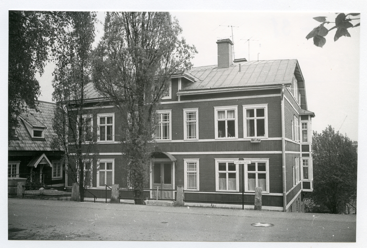 Västerås, Lustigkulla, kv. Greta. Byggnad på Lustigkullagatan 18. 1972 ...