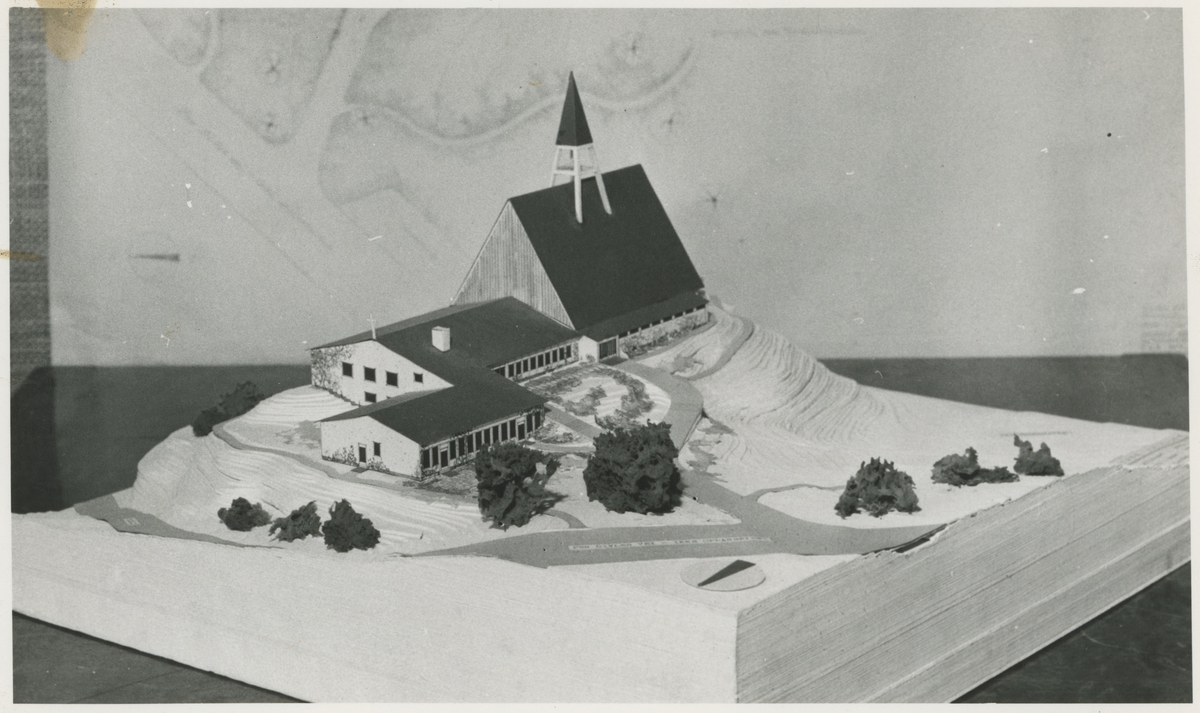 Modell av Jeløy kirke, ca. 1970.
Arkitekter: Bernt og Eva Mejlænder.