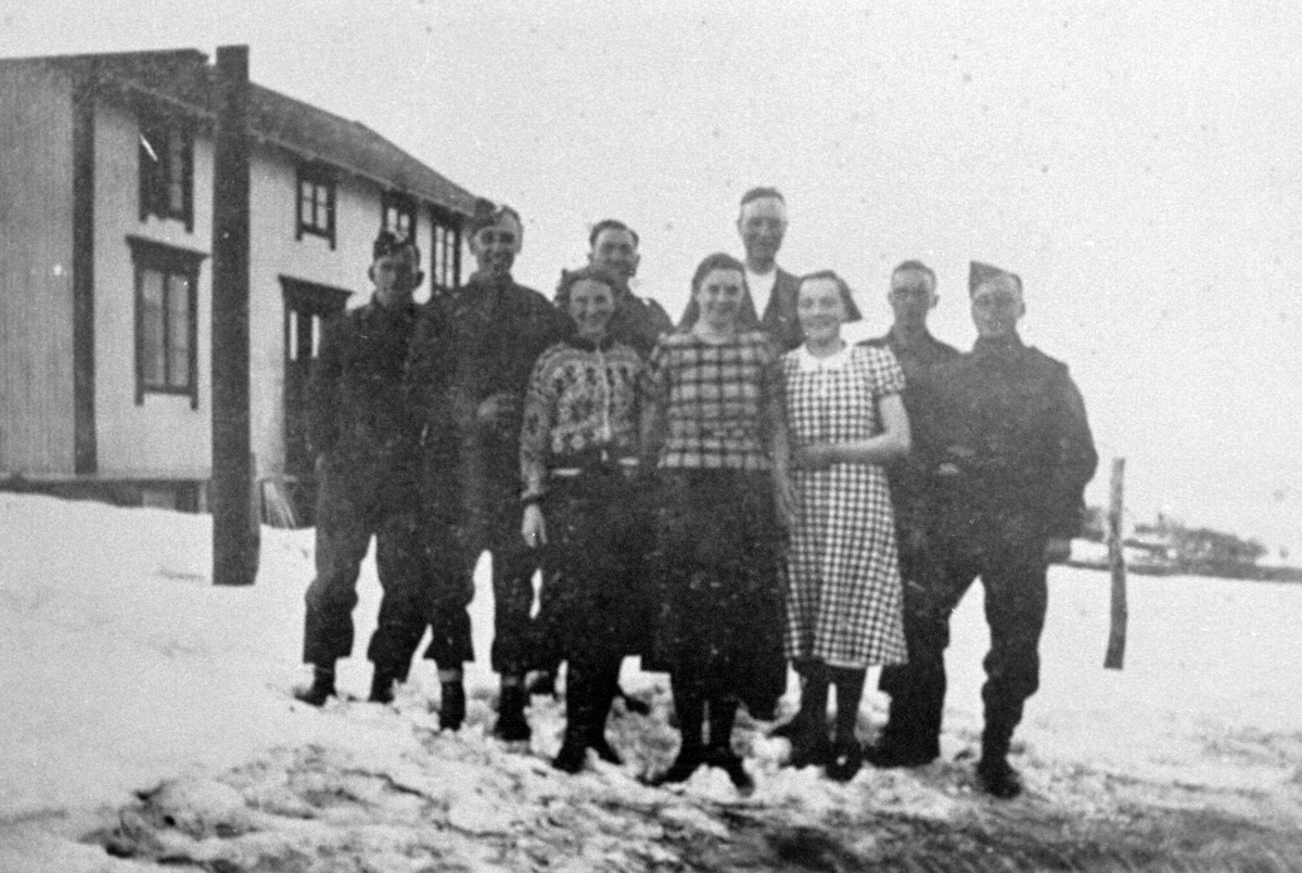 Gruppebilde av sivile og allierte soldater i Kilbotn.