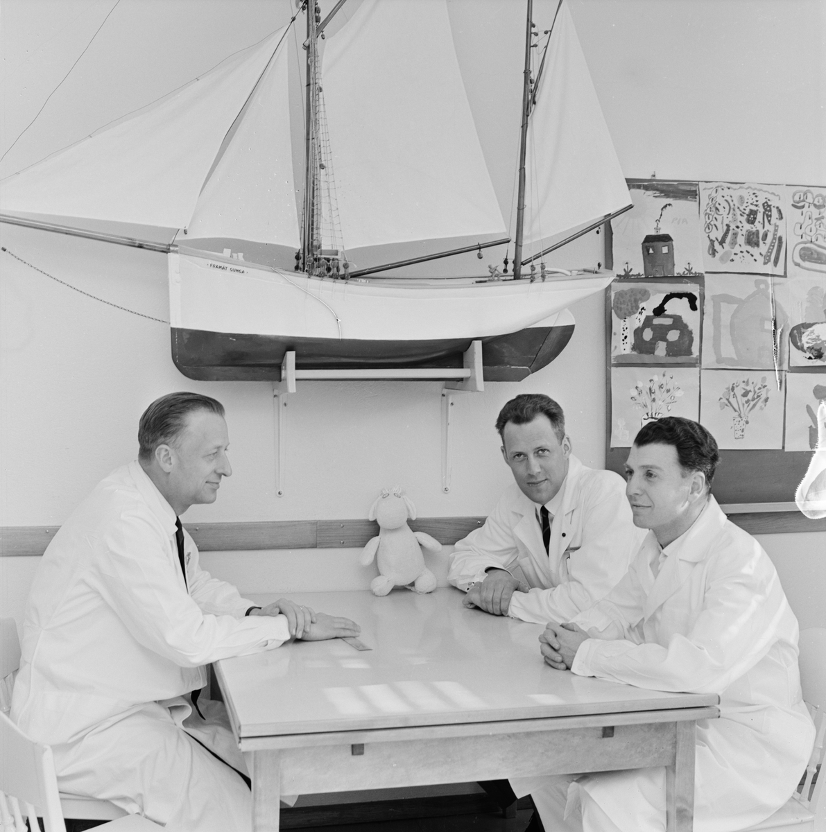 Akademiska sjukhuset, läkarteamet som utförde operation på siamestvillingarna, doktorerna Basil Finer, Bo Lindqvist och Gunnar Grotte, Uppsala, mars 1965