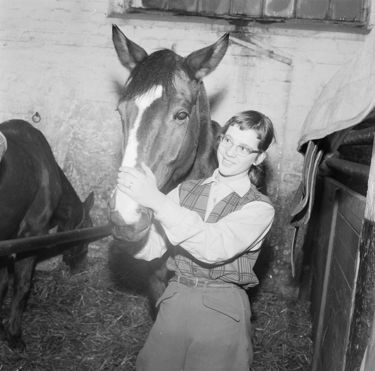 Akademistallet, AUS, Charlotte Lind med hästen Opel, Uppsala, januari 1959