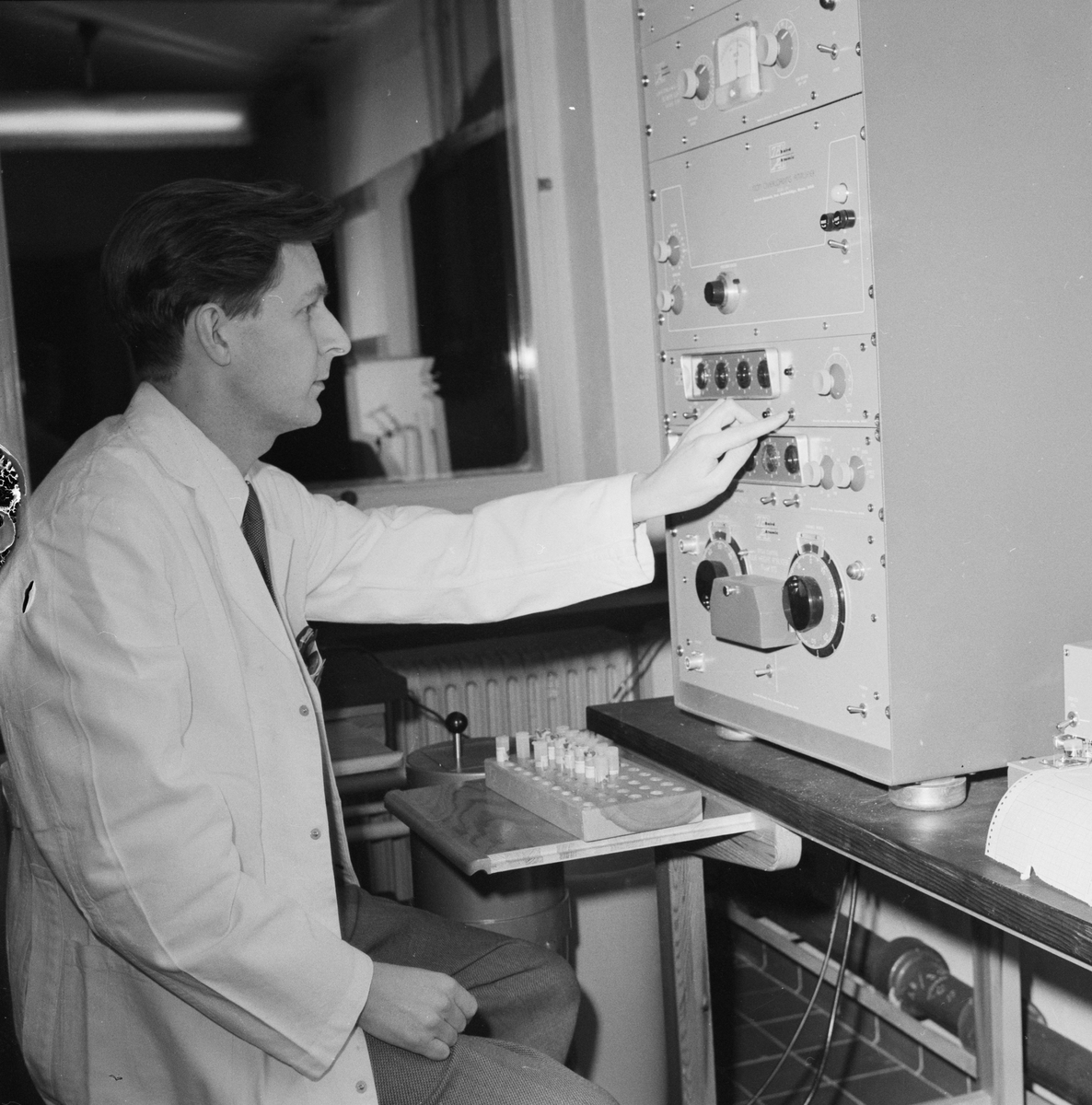 Biokemiska institutionen, docent Bo G Malmström mäter radioaktiva isotoper, Uppsala, januari 1960