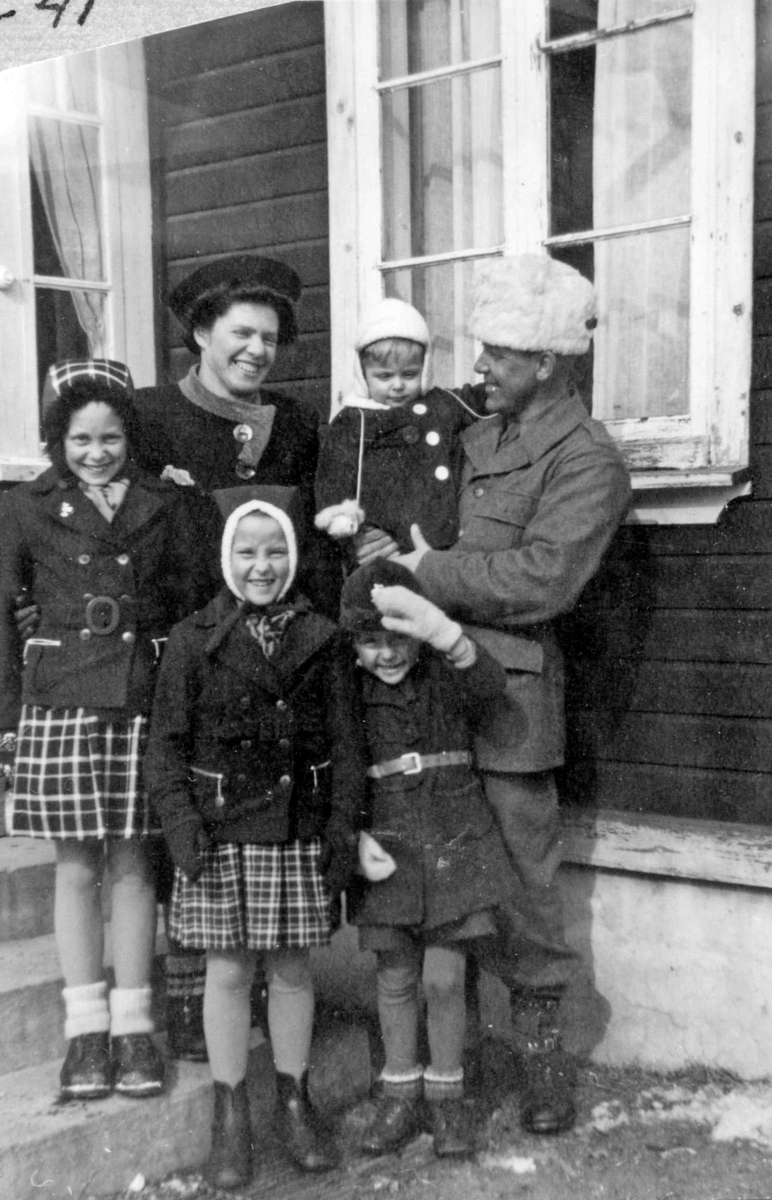 Gesäter, Näs gård. Familjen samlad framför husknuten. Erik Hansson hemma från sin beredskapstjänstgöring