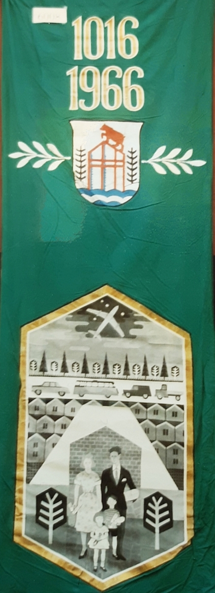 Sarpsborg byvåpen, maleri med familie, trær