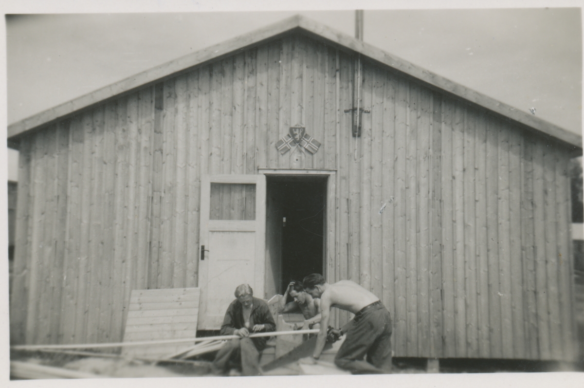 Innredningsarbeid på brakka på Berga i Sverige i juni 1944. Berga ligger ved Mälaren, i nærheten av Södertälje. Eilert Pedersen sitter til venstre.