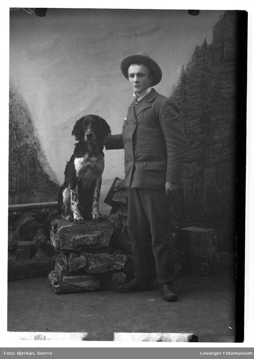 Portrett av Olaf Five med hund