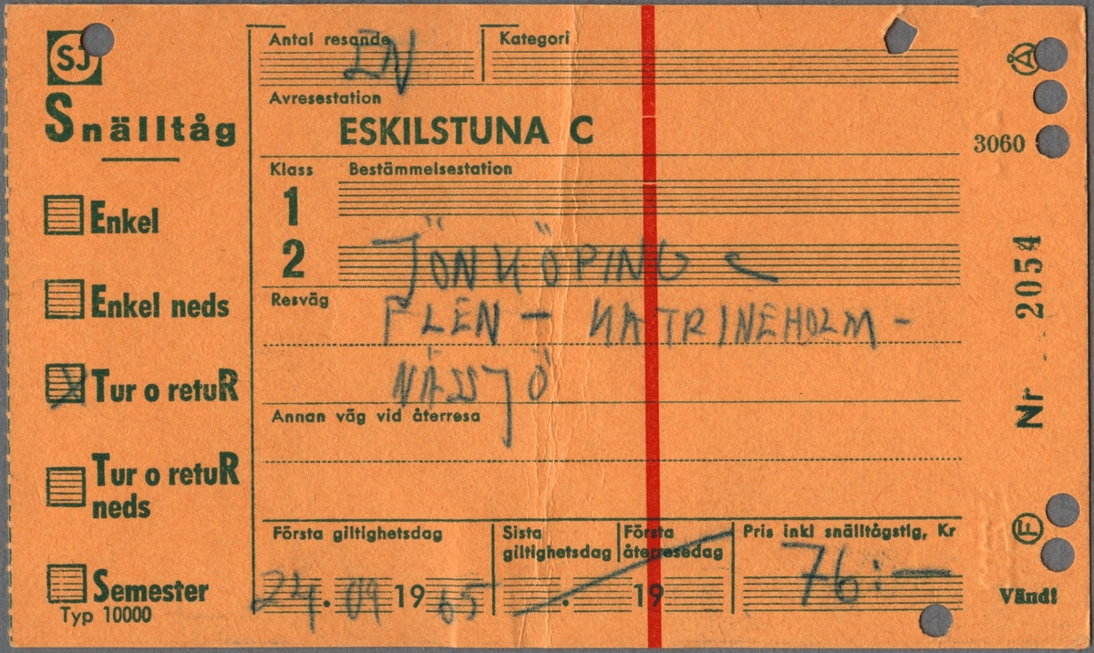 Tur och returbiljett på sträckan Jönköping till Nässjö via Flen och Katrineholm. Priset är 76 kronor. På baksidan finns giltighetsbestämmelser samt en röd stämpel. Biljetten är klippt.