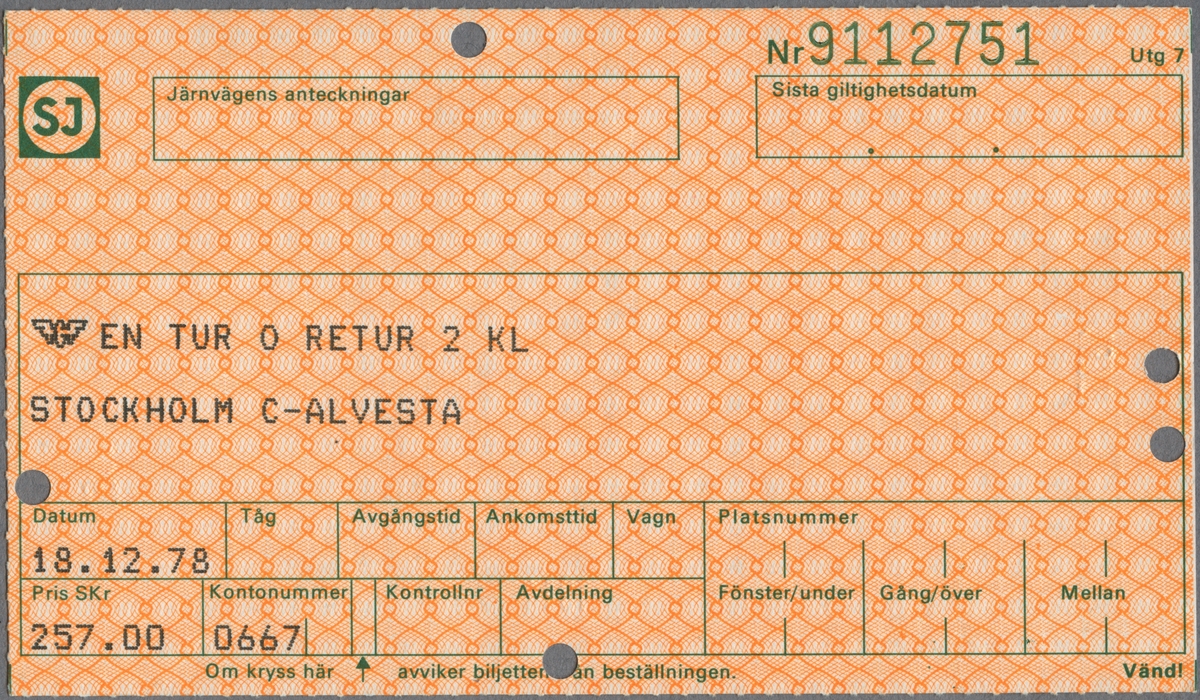 En tur och returbiljett i 2:a klass för sträckan Stockholm C och Alvesta. Biljettens pris är 257 kronor. På basksidan finns reseinformation i grön text. Biljetten är klippt.