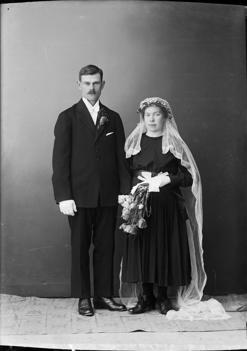 Brudparet Pettersson från Värlingsö, Harg socken, Uppland 1923