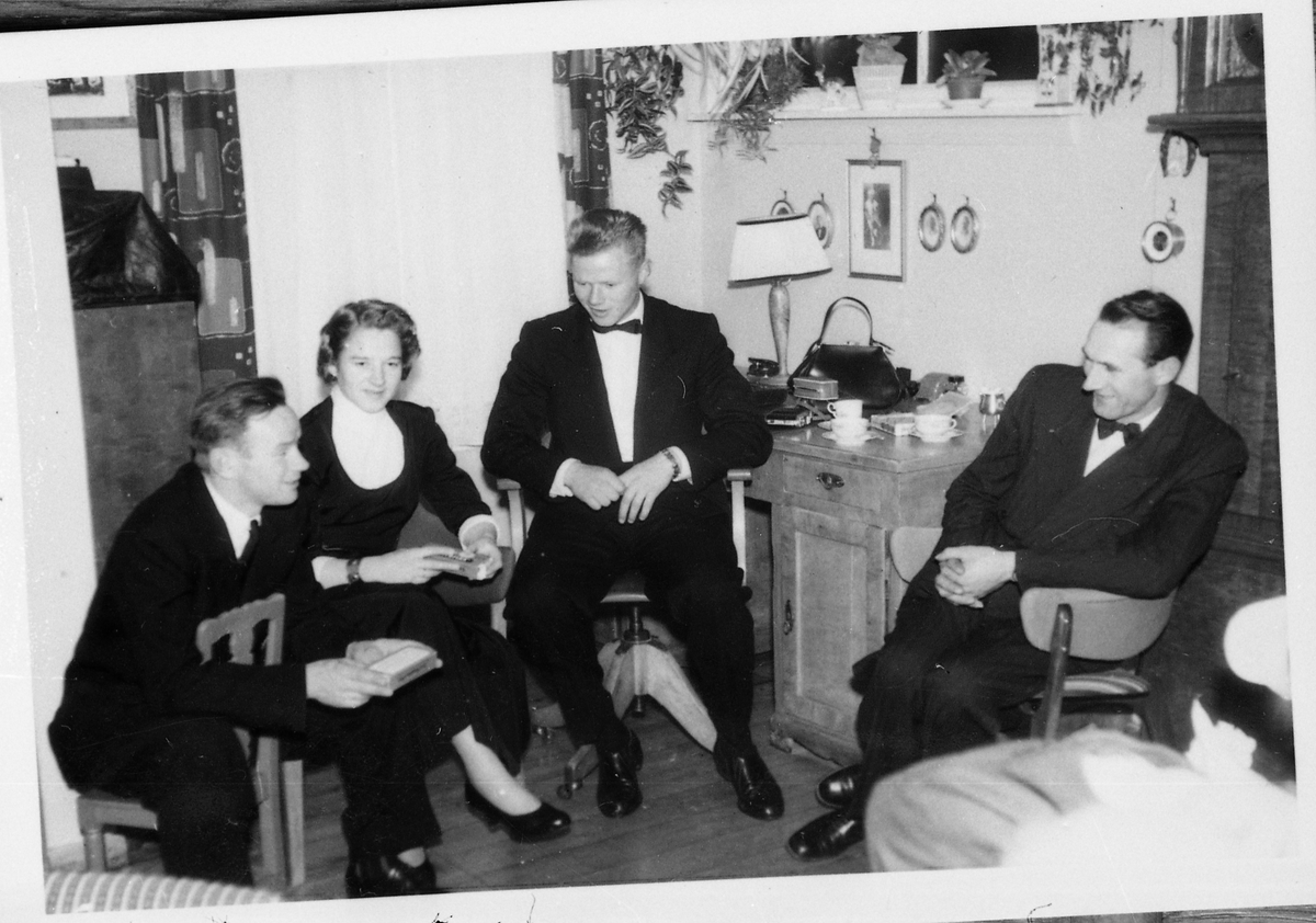 Avfotografert bilde fra Lunde gård i Østre Toten. Bildet trolig tatt i forbindelse med Edvar Lundes (1866-1958) gravferd. Fra venstre: Edvard Lunde (avdødes barnebarn), Aud Kristiansen (g.Raastad), Alf Lunde, Arne Kihle.