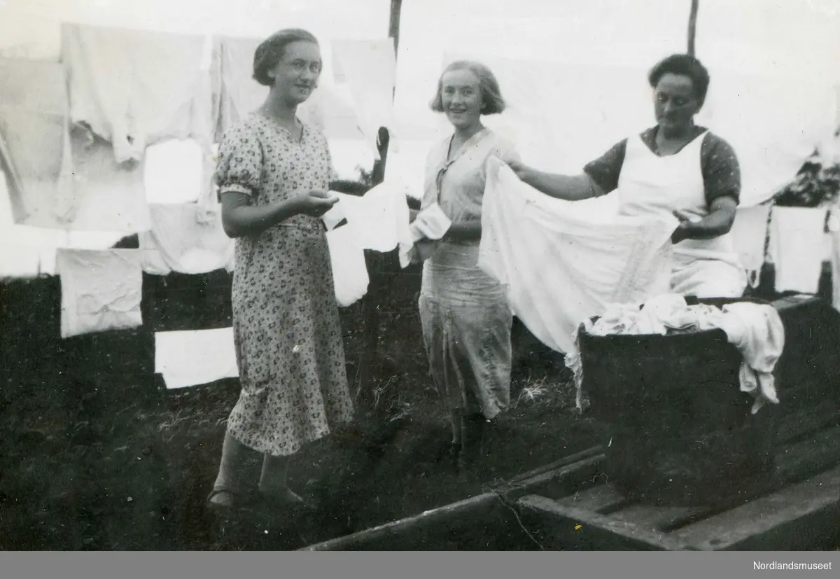 Klesvasking på Gjerbakkan. Fra venstre Ingeborg, Jorunn og Lina Pedersen.