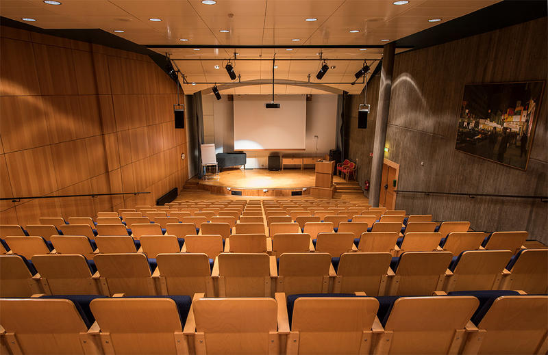 Bildet er fra auditoriet på Norsk vegmuseum. Bildet viser auditoriet sett bakfra.