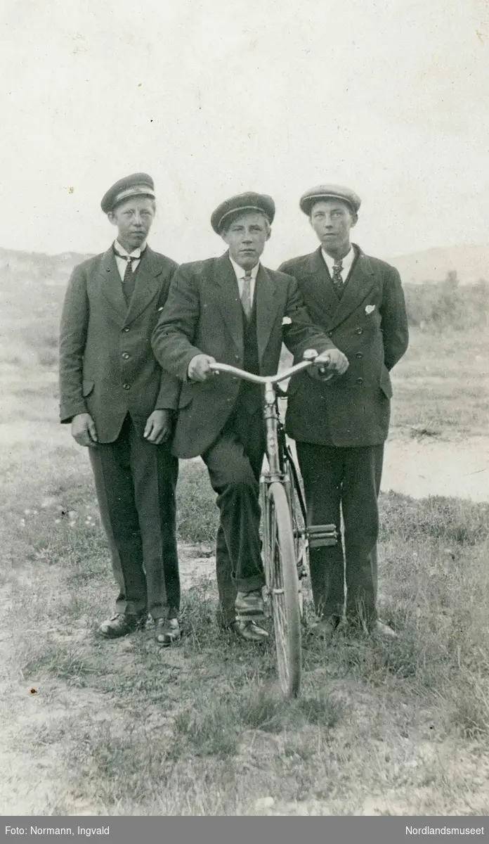 Portrett av tre unge menn. Mannen i midten heter Alfred.