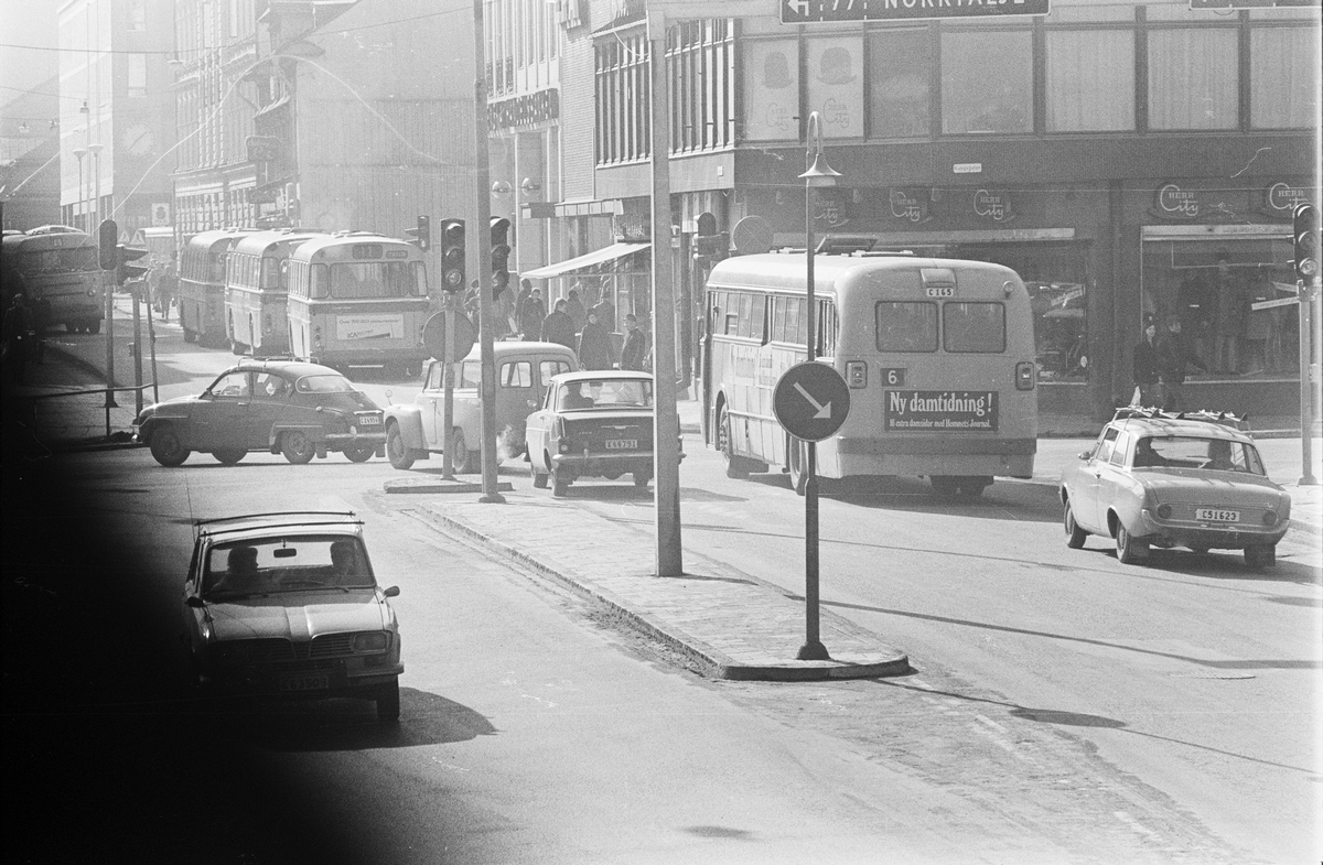 Trafik i korsningen Kungsgatan-Vaksalagatan, Uppsala 1970