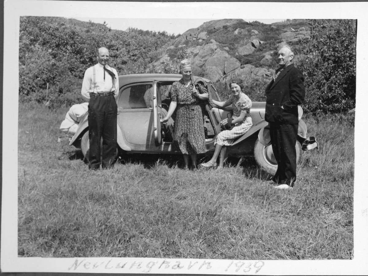 To kvinner og to menn på ved bil i landskap, Nevlunghavn, 1939.
