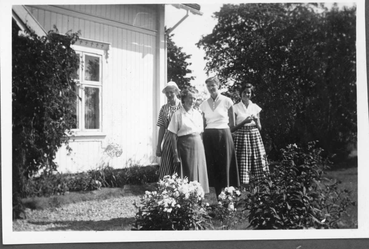 Kvinner i hagen før biltur, trolig etter andre verdenskrig.