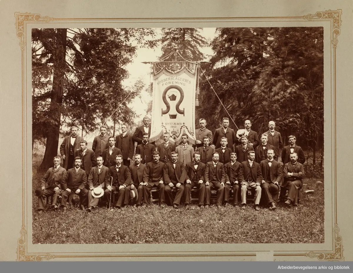 Kobberslagernes forening med sin nye fane i 1904.