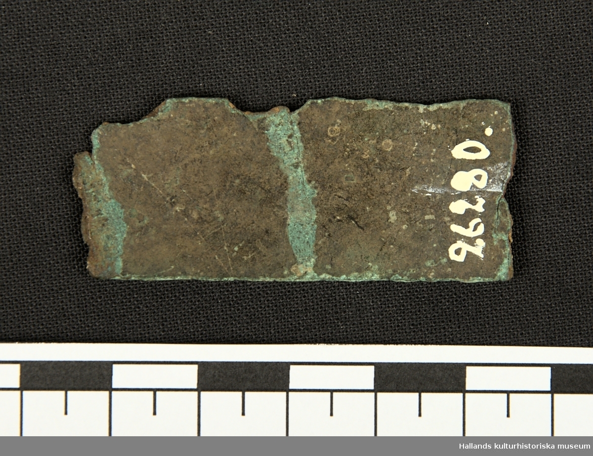 Bronsbeslag, fragmentariska, med ristad bladdekor.
Tidig medeltid.

Illustration: Se bild 4.