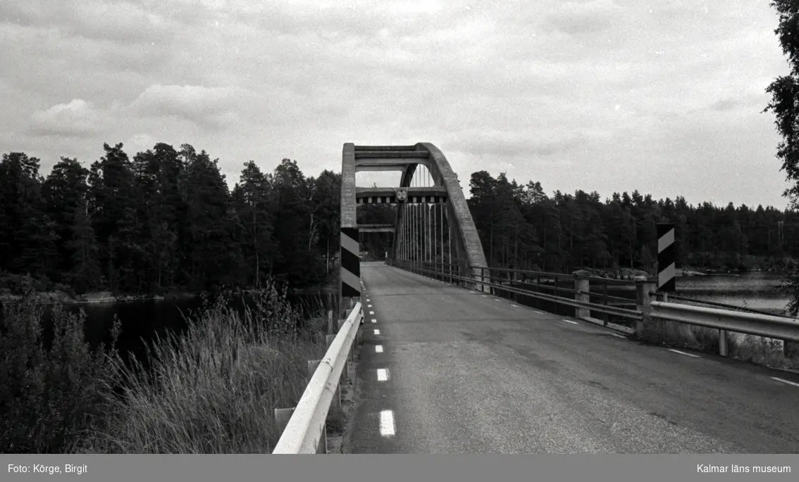 Bro över Långsjön (Anvedebo bro) väster om Ankarsrum i Västerviks kommun. Foto, brofästet från väster.