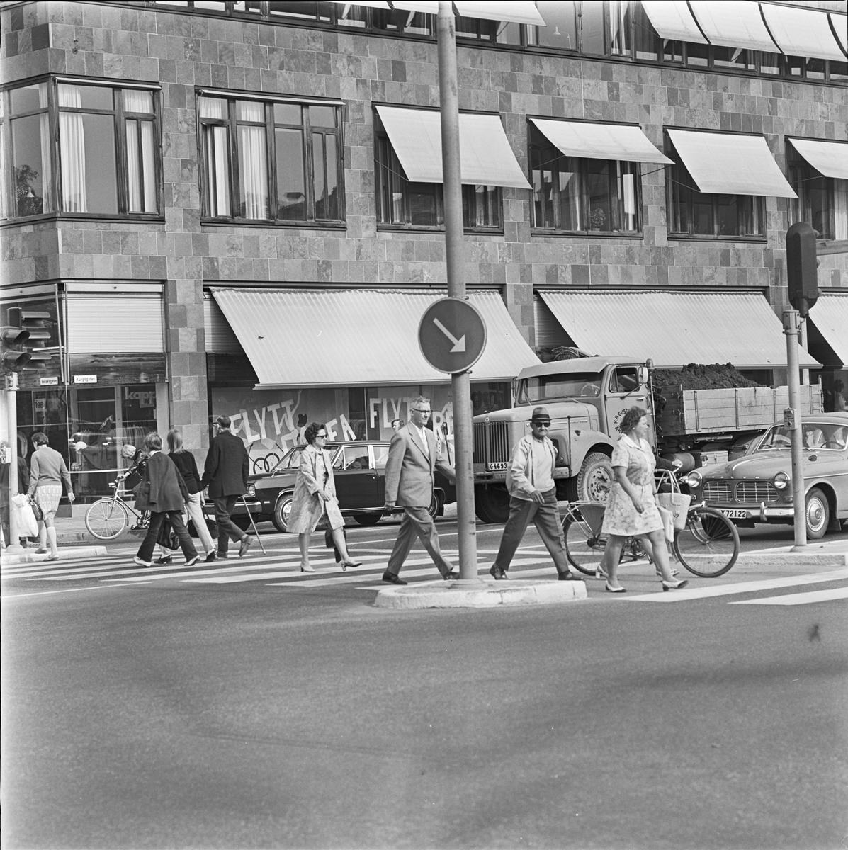 Gångtrafikanter och biltrafik i korsningen Kungsgatan - Vaksalagatan ...